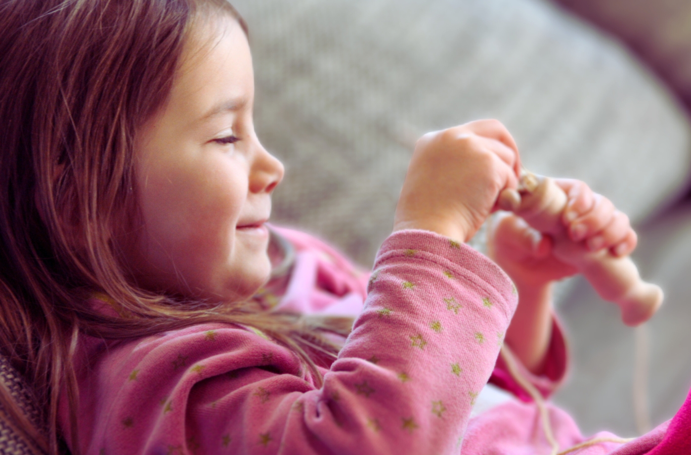 Enfant qui tricote, un moment de bien-être