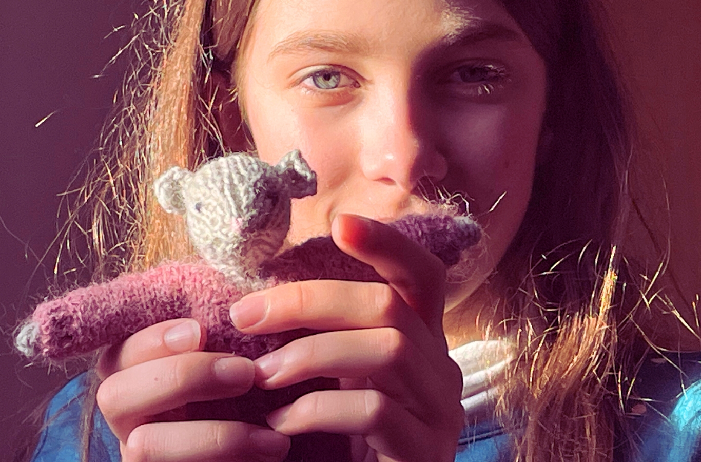 Enfant heureuse de recevoir sa souris tricotée par sa maman