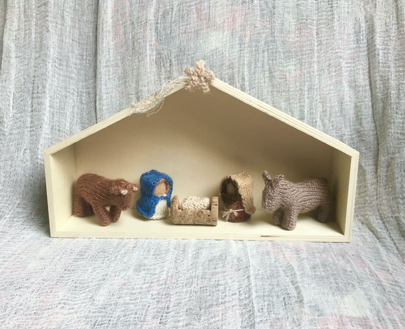 mini-crèche en bois et santons tricotés