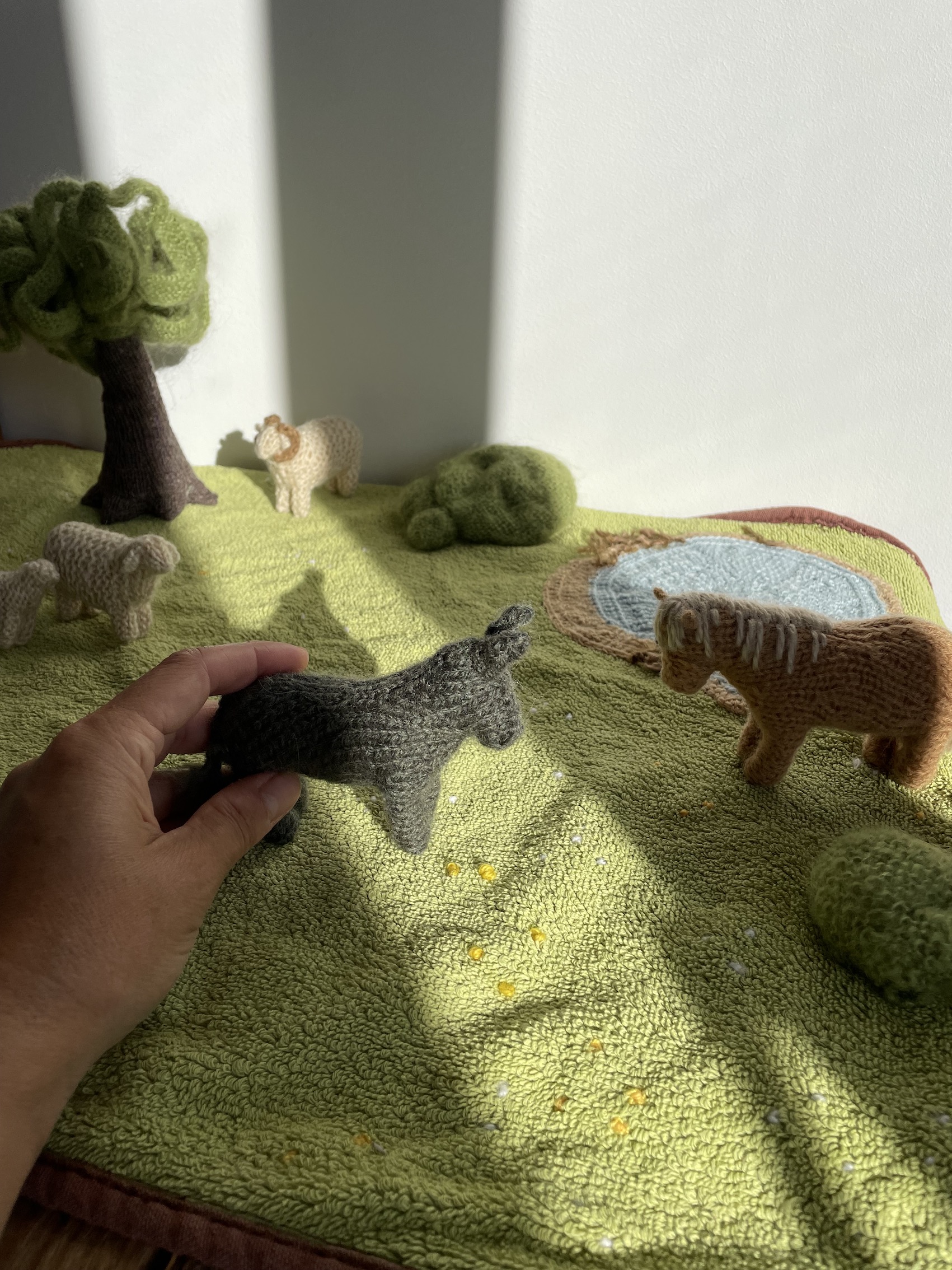 animaux en laine tricotés sur un tapis de jeu